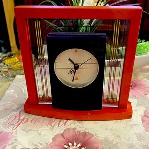 STUNNING BULOVA QUARTZ TABLE CLOCK CHERRY FINISH AND DECORATIVE GLASS ADORNMENT